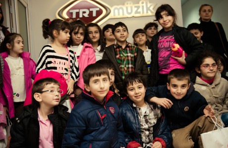 Çocuklarımız TRT Stüdyolarını Ziyaret Etti içerik görseli.