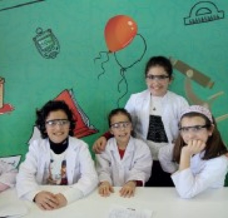 Bilim Ateşböceğimiz Bir Yıl Boyunca IMCD'nin Desteğiyle Çocuklarımızla Buluşacak
