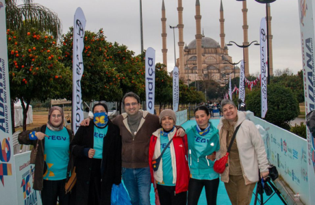 16. Uluslararası Adana Kurtuluş Yarı Maratonu’nda Adımlar Nitelikli Eğitime Dönüştü içerik görseli.